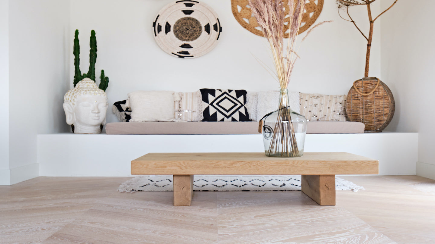 Scandinavische woonkamer met een Hongaarse punt vloer voor een lichte, natuurlijke en stijlvolle uitstraling.