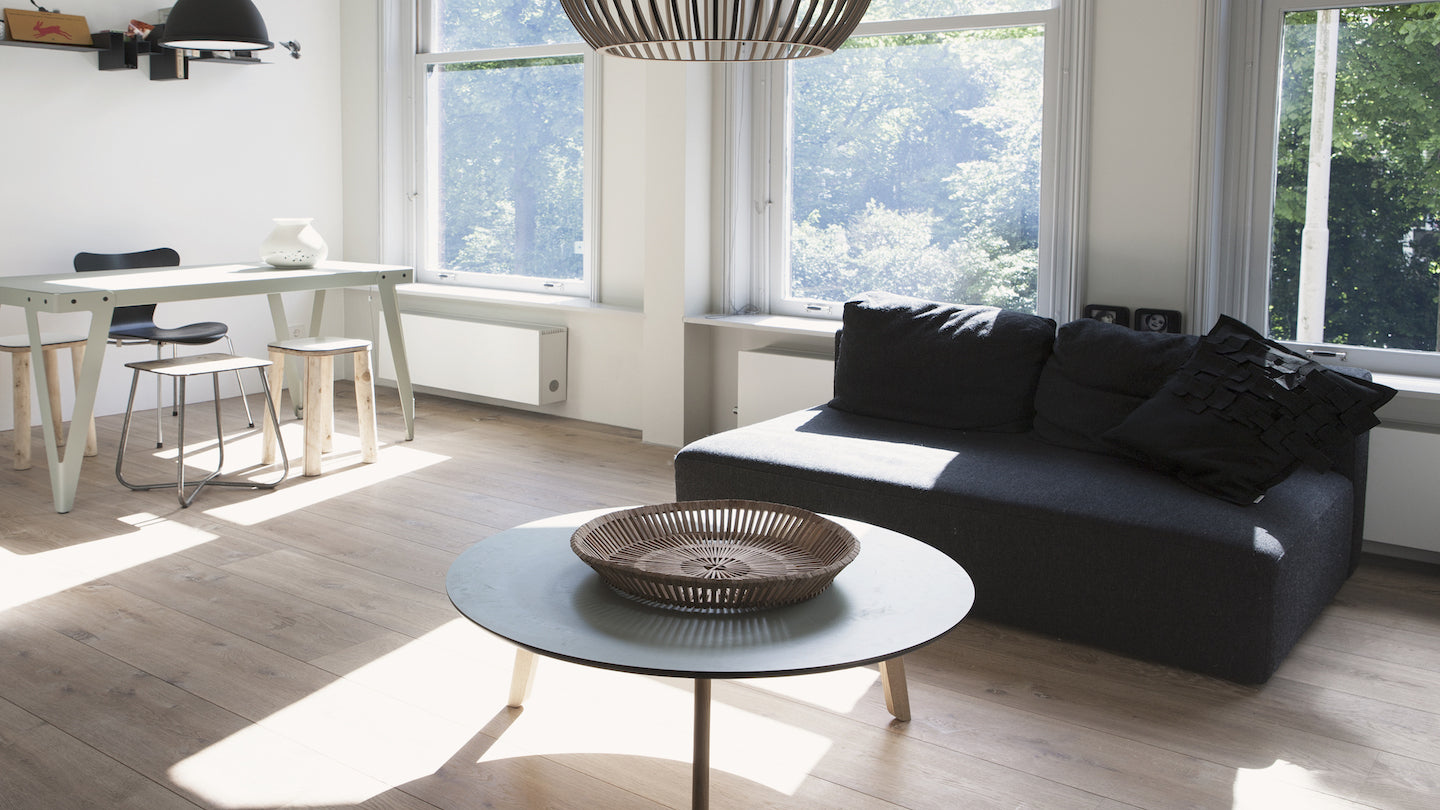 Houten vloeren in een modern appartement, professioneel gelegd door Bosman Houten Vloeren