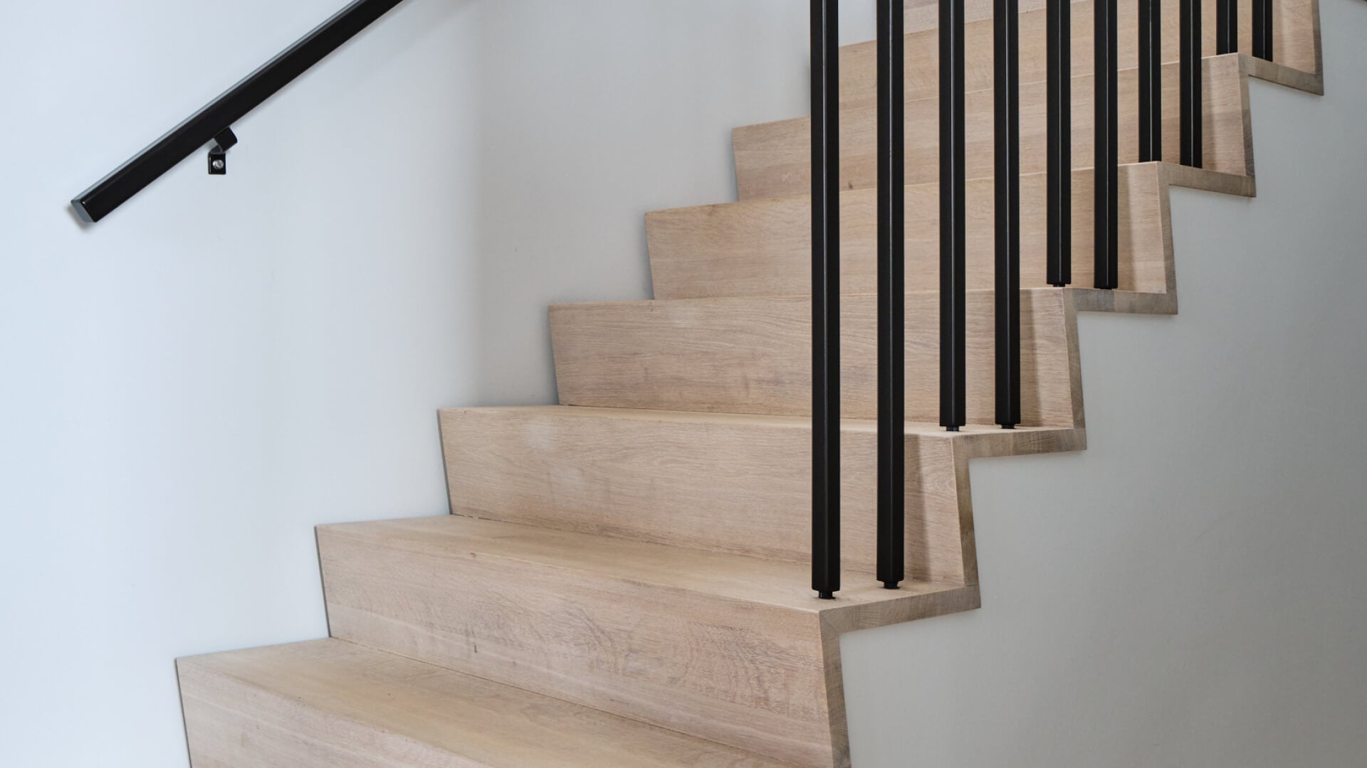 Houten Z-trap met houten treden en stootborden. Een strak, elegant ontwerp.