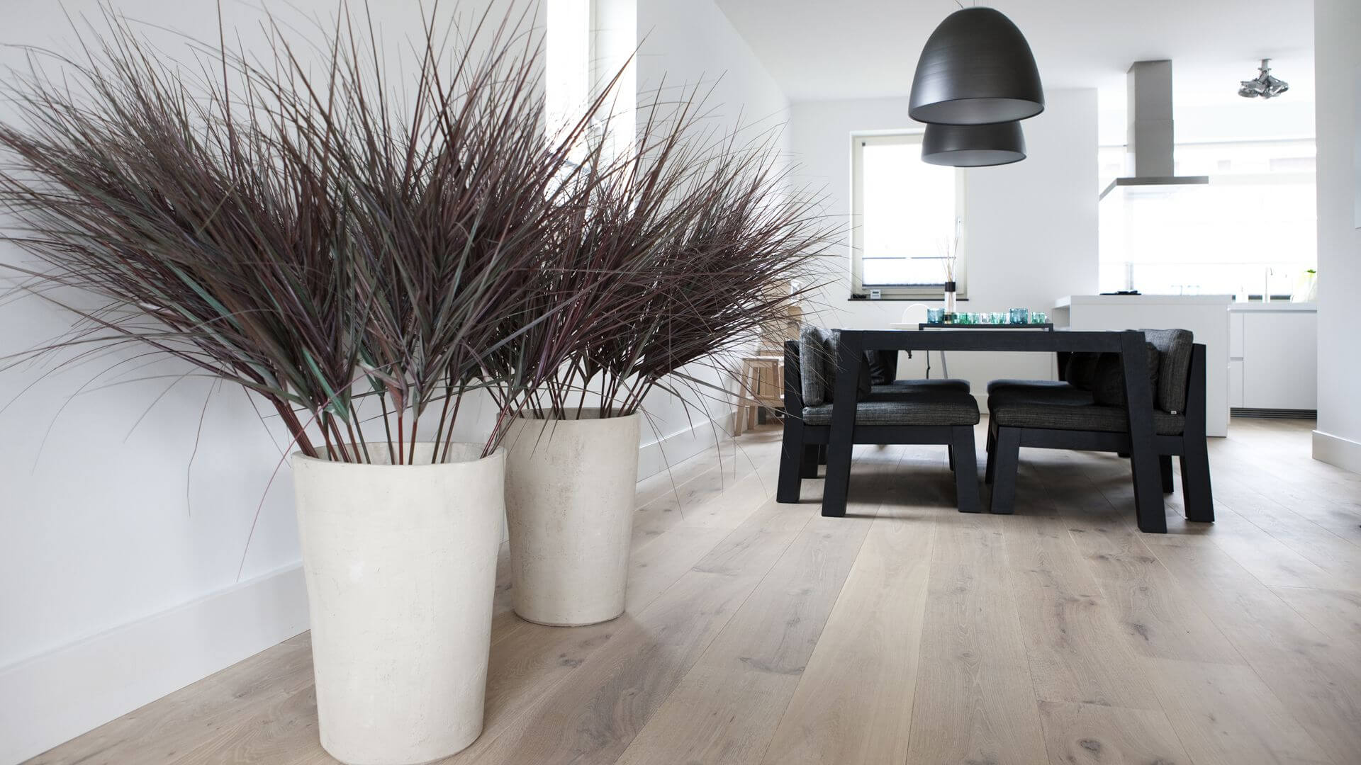 Moderne eikenhouten vloer op vloerverwarming voor een stijlvolle en efficiënte woonoplossing