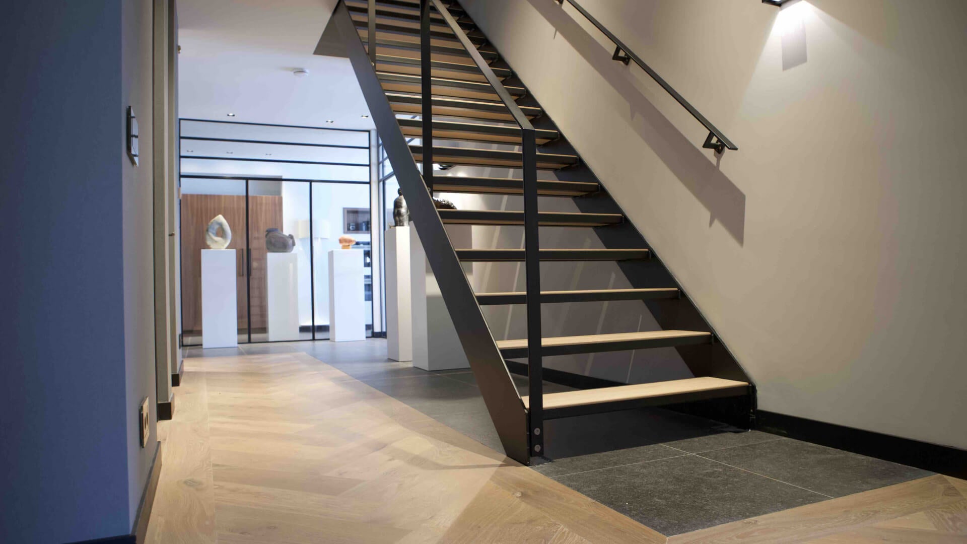 Open trap met houten bekleding