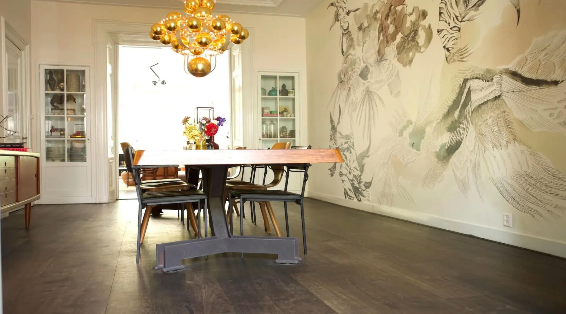 Donkere planken vloer met een warme en luxe uitstraling