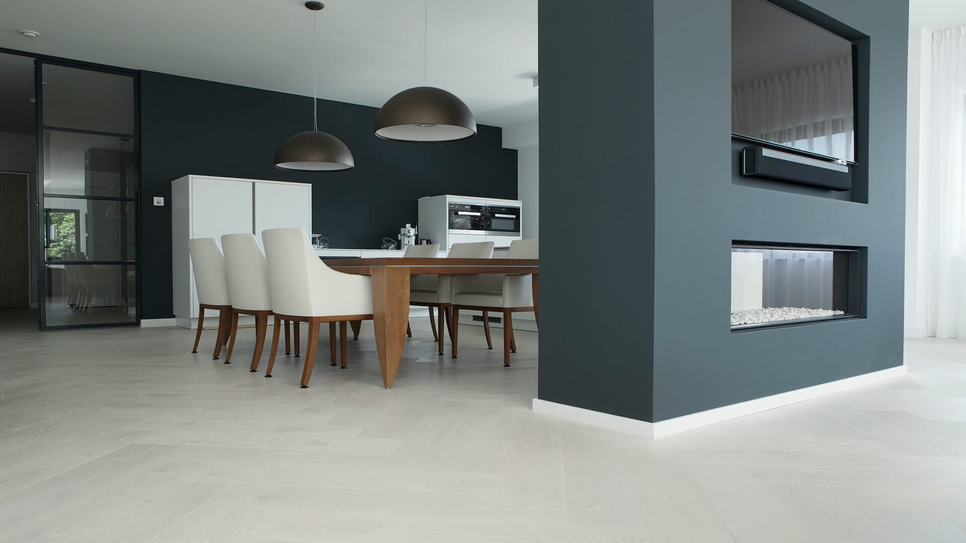 Witte visgraat vloer op vloerverwarming voor een strak en modern interieur