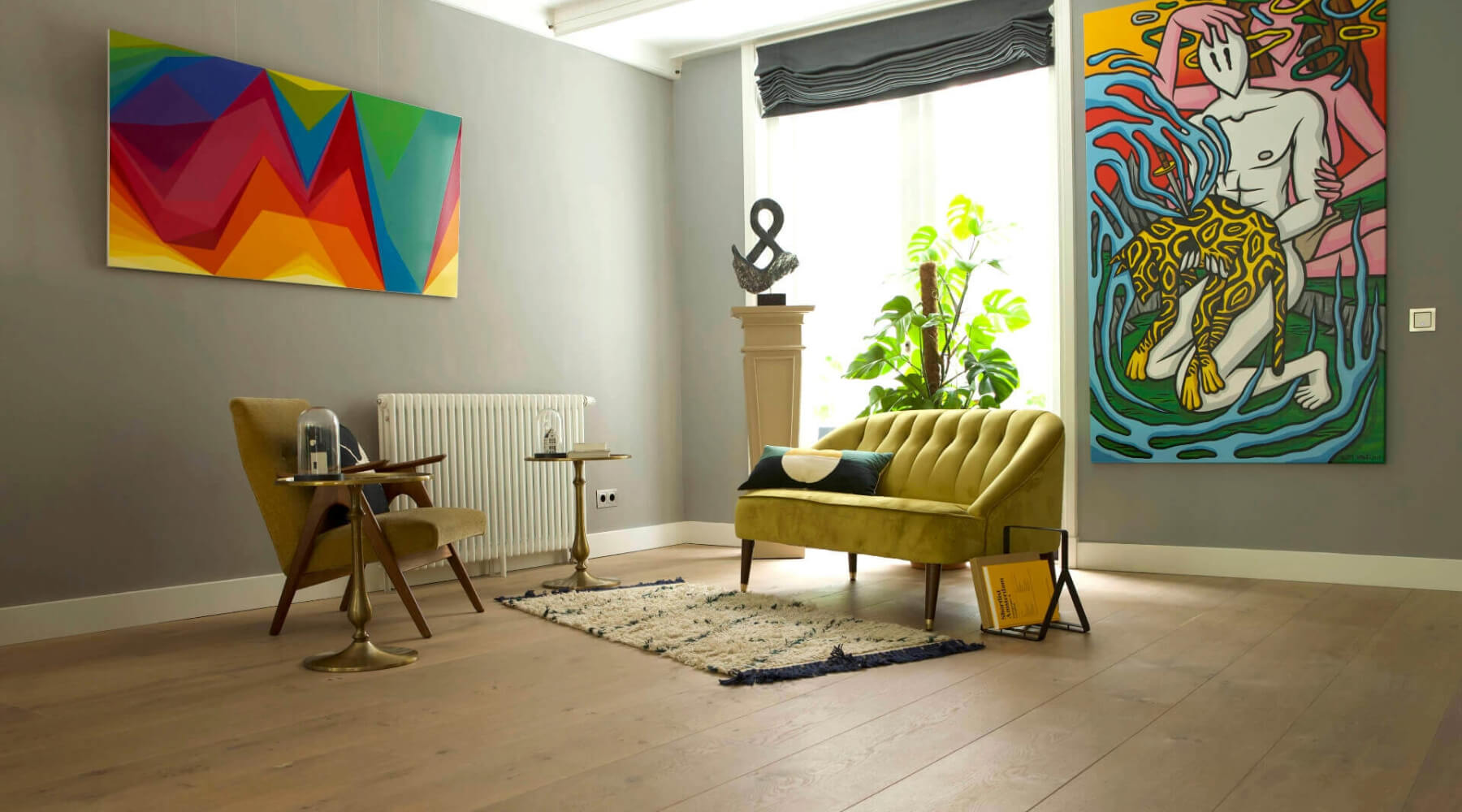 Eikenhouten planken vloer in een kunstzinnig interieur met kleur en unieke stijl